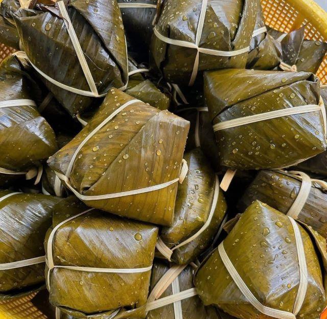 Vớt bánh giò ra và thưởng thức thôi - Ảnh từ Lan Pham