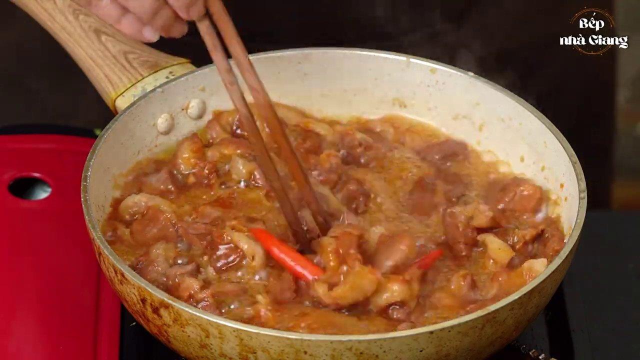 Hình ảnh miếng thịt heo nạc vai được cắt vừa ăn, sẵn sàng cho công đoạn ướp gia vị.