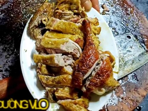 Trải Nghiệm Mâm Cỗ Miền Trung Đãi Khách: Từ Gà Luộc, Bê Tái Chanh Đến Giò Hầm Thuốc Bắc