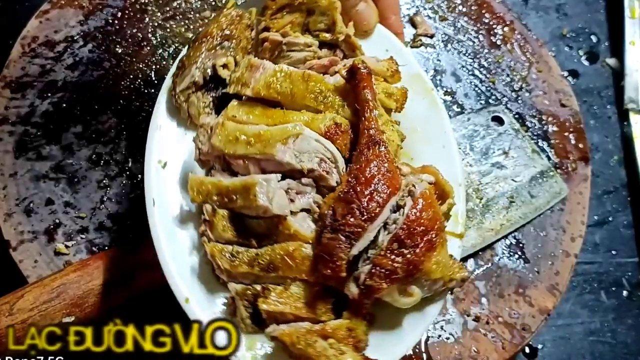 Trải Nghiệm Mâm Cỗ Miền Trung Đãi Khách: Từ Gà Luộc, Bê Tái Chanh Đến Giò Hầm Thuốc Bắc