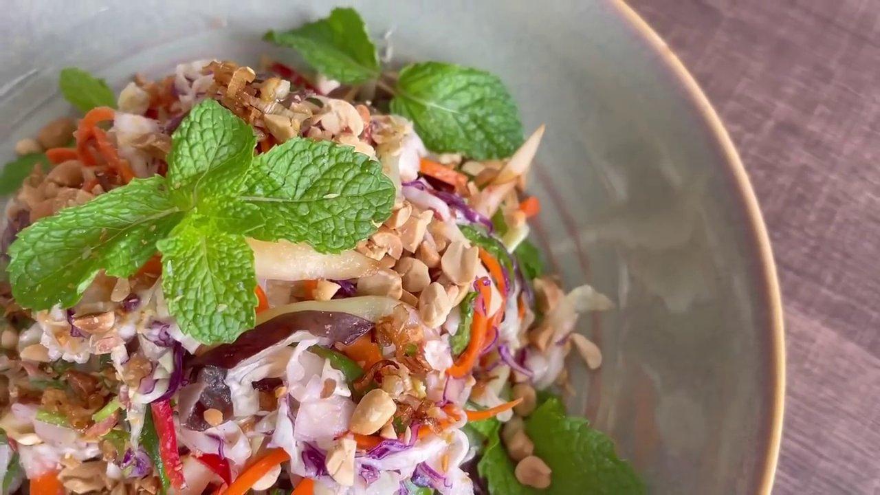 Một đĩa gỏi thập cẩm chay đầy màu sắc, hoàn hảo cho bữa tiệc đầu năm.