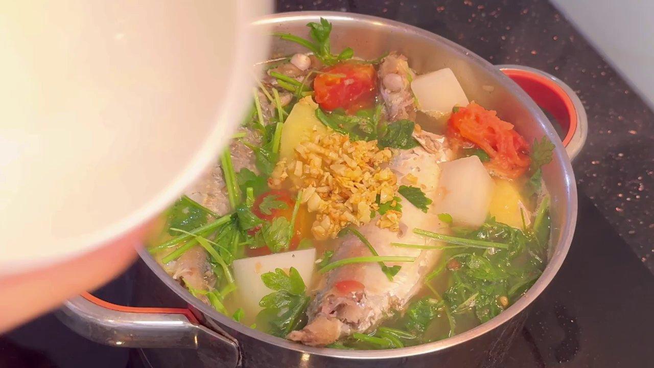 Cá nục mỡ tươi được sơ chế sạch sẽ, sẵn sàng cho vào nồi canh.