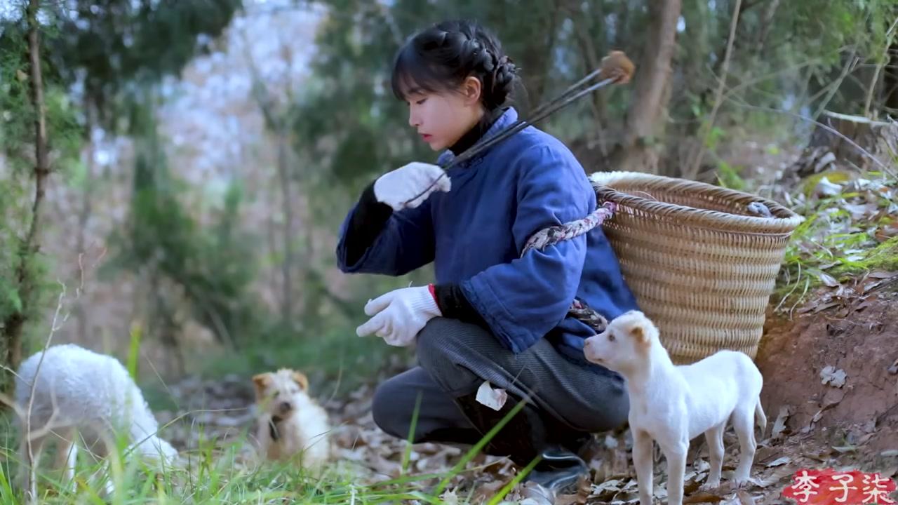 Những thanh tre xanh mướt được cắt tỉa cẩn thận, khởi đầu cho hành trình làm món ăn vặt truyền thống.