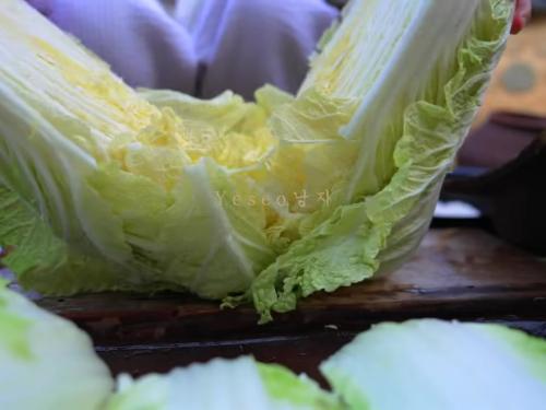 Trải Nghiệm Làm Kimchi Truyền Thống Hàn Quốc: Từ Bàn Tay Nghệ Nhân Đến Hũ Sành Chôn Dưới Đất