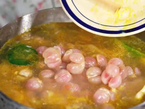 Khám Phá Món Ngon Từ Dâu Đất: Lẩu Gà Ớt Hiểm Và Gỏi Dâu Gà Cuốn Hút