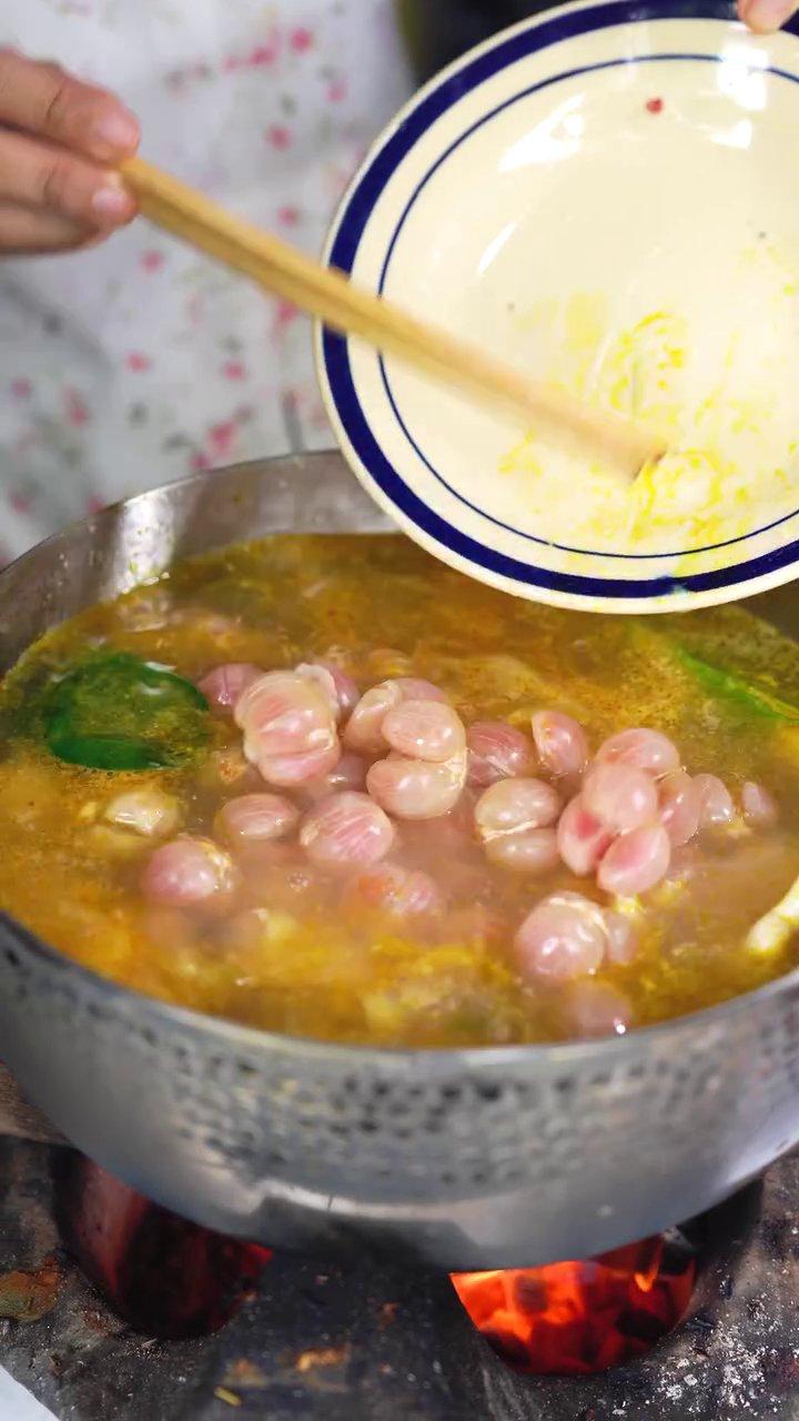 Cây dâu đất (hay còn gọi là dâu da) với những chùm quả chín mọng màu hồng đỏ rất bắt mắt.