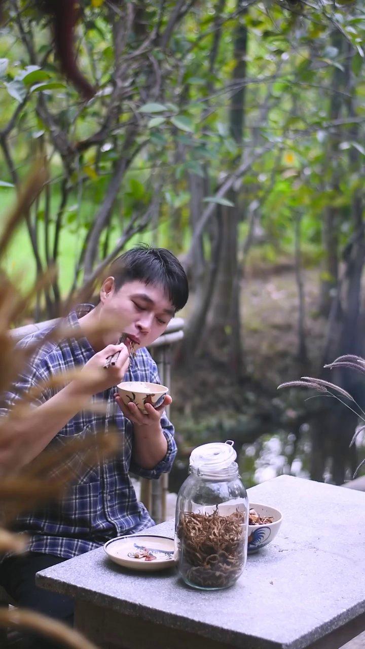 Hình ảnh minh họa một trang sách Hồng Lâu Mộng, gợi mở về thế giới ẩm thực tinh tế trong tác phẩm.