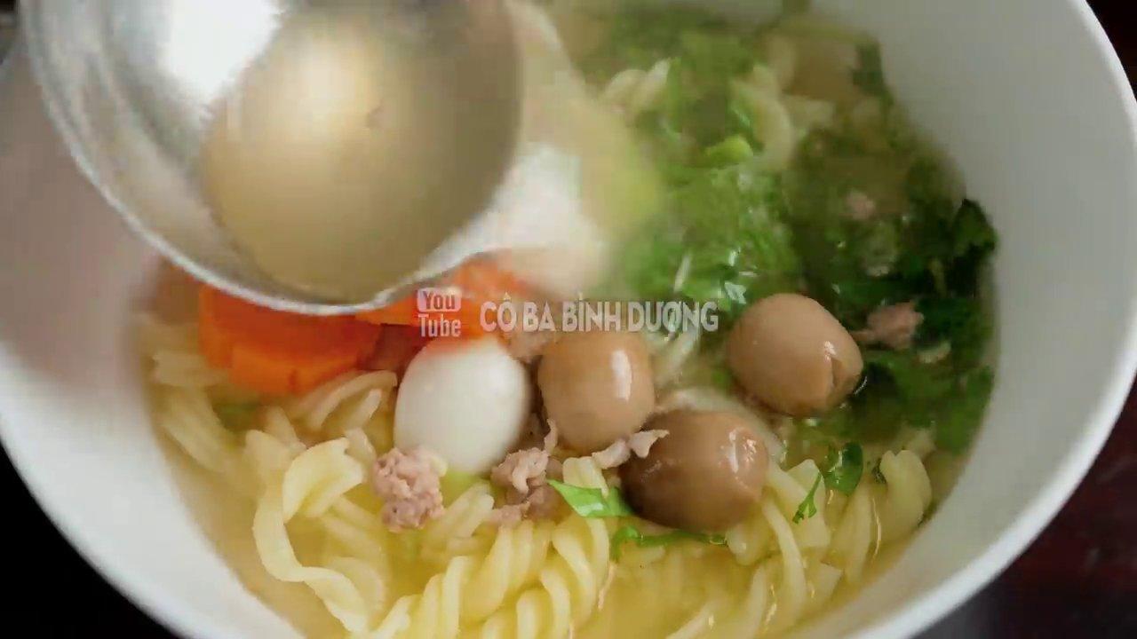 Cô Ba Bình Dương giới thiệu các nguyên liệu tươi ngon, dễ tìm cho món nui thịt bằm.