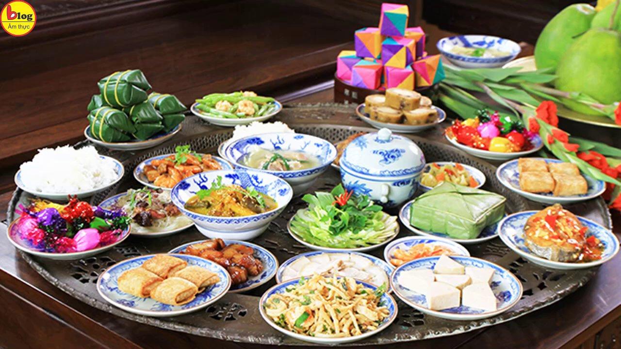 Mâm cơm ngày Tết truyền thống với đầy đủ bánh chưng, thịt gà, giò chả.