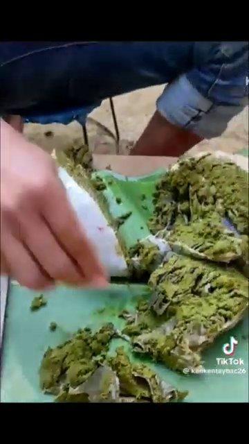 Nguyên liệu tươi ngon được bày biện trên lá chuối, sẵn sàng cho một món ăn Tây Bắc đặc trưng.