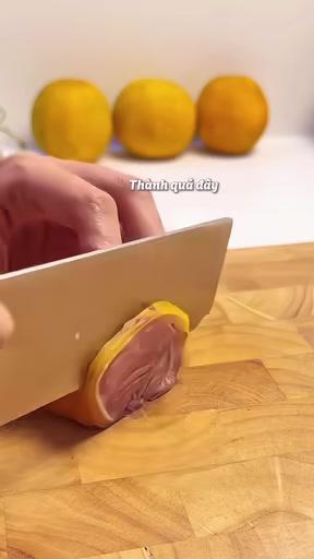 Những lát tái heo cuộn bắp giò ủ muối được trình bày đẹp mắt, bày biện gọn gàng.