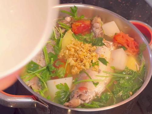 Cách Nấu Canh Cá Nục Mỡ Củ Cải Khóm Cà Chua - Bữa Tối Ấm Áp Ngày Mưa