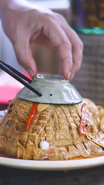 Những cây măng tươi được thu hoạch, bắt đầu hành trình chế biến thủ công.