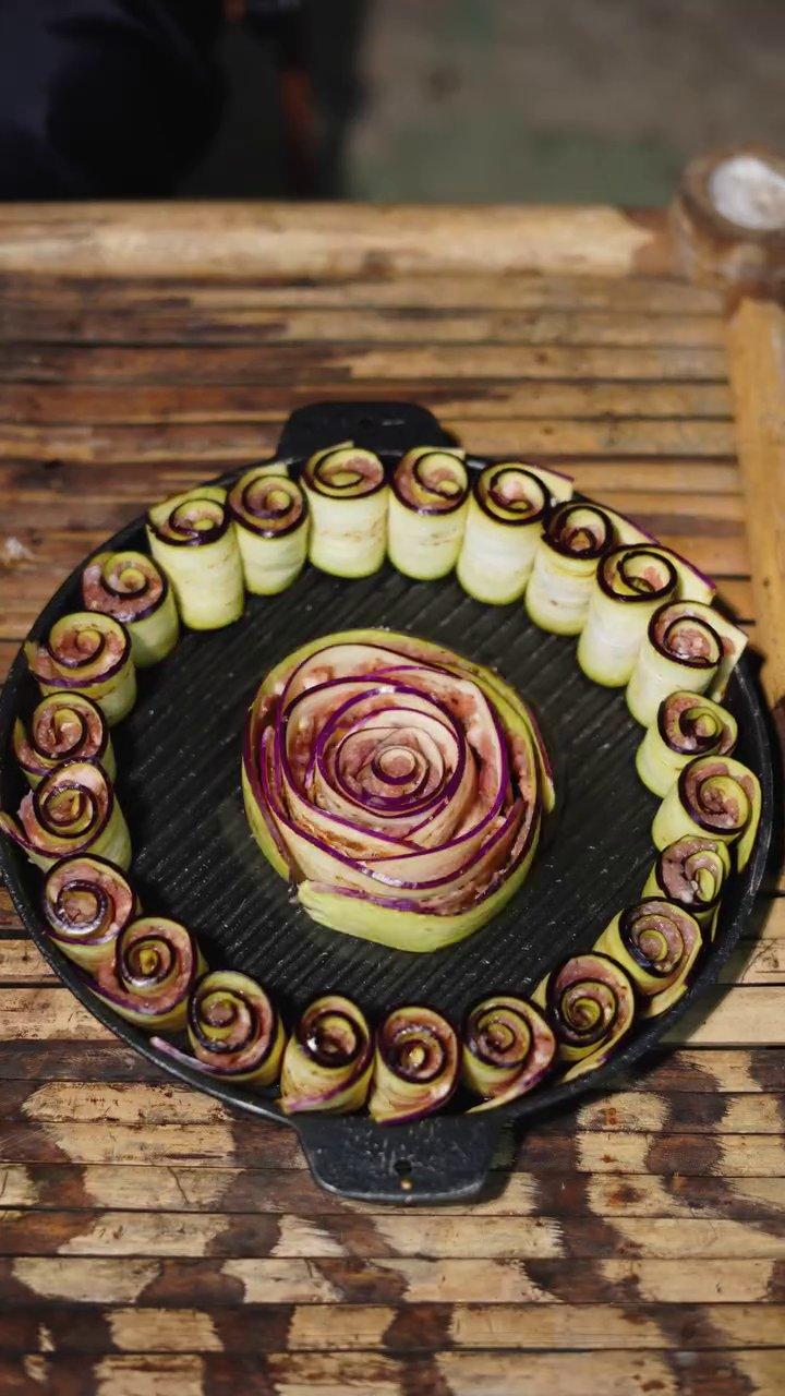 Út giới thiệu những cây cà tím đang vào mùa thu hoạch.