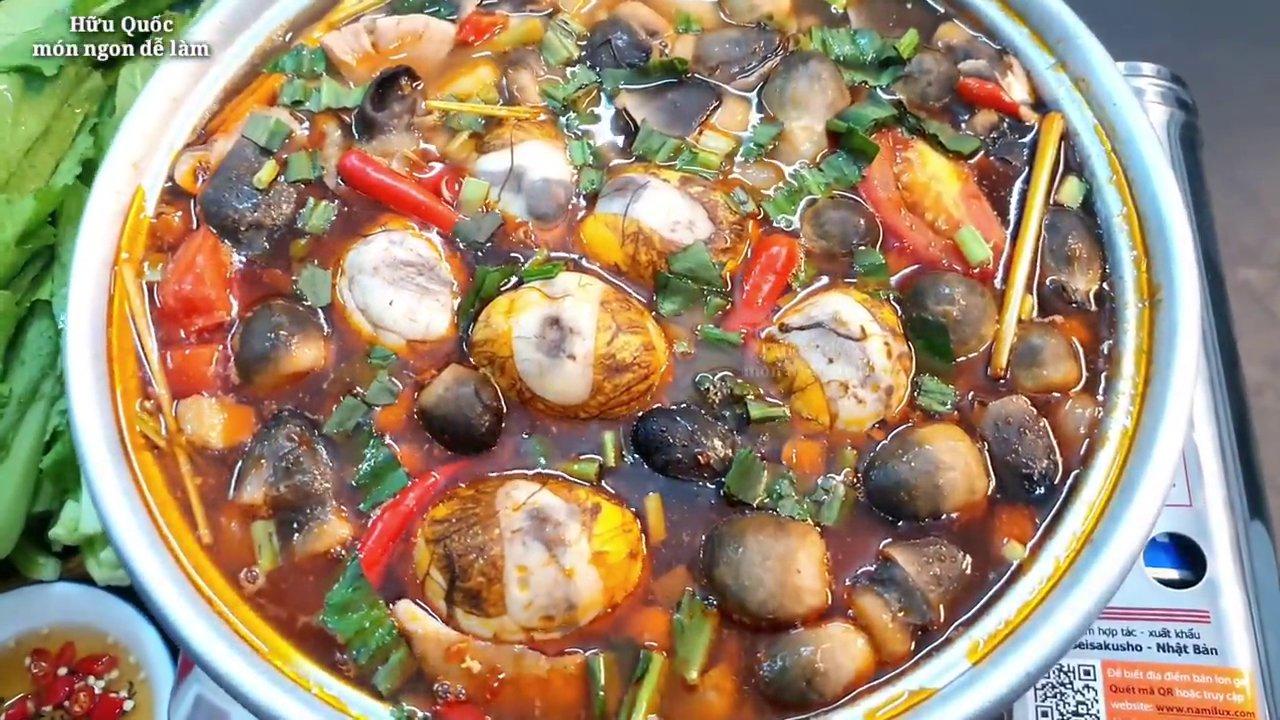 Nguyên liệu chính cho món lẩu gồm hột vịt lộn tươi, nấm rơm và các loại rau gia vị.