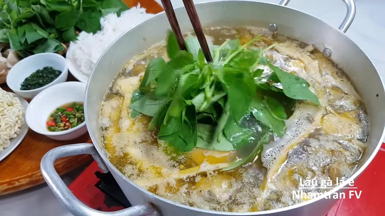 Món lẩu gà lá é thành phẩm với nước dùng sánh, thịt gà vàng ươm và lá é xanh tươi.