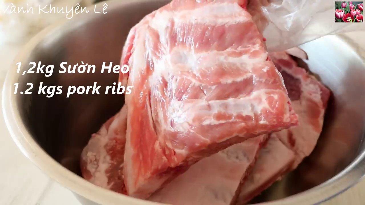 Nguyên liệu chính cho món bún sườn nấu thơm: sườn non tươi và một trái thơm chín vàng.