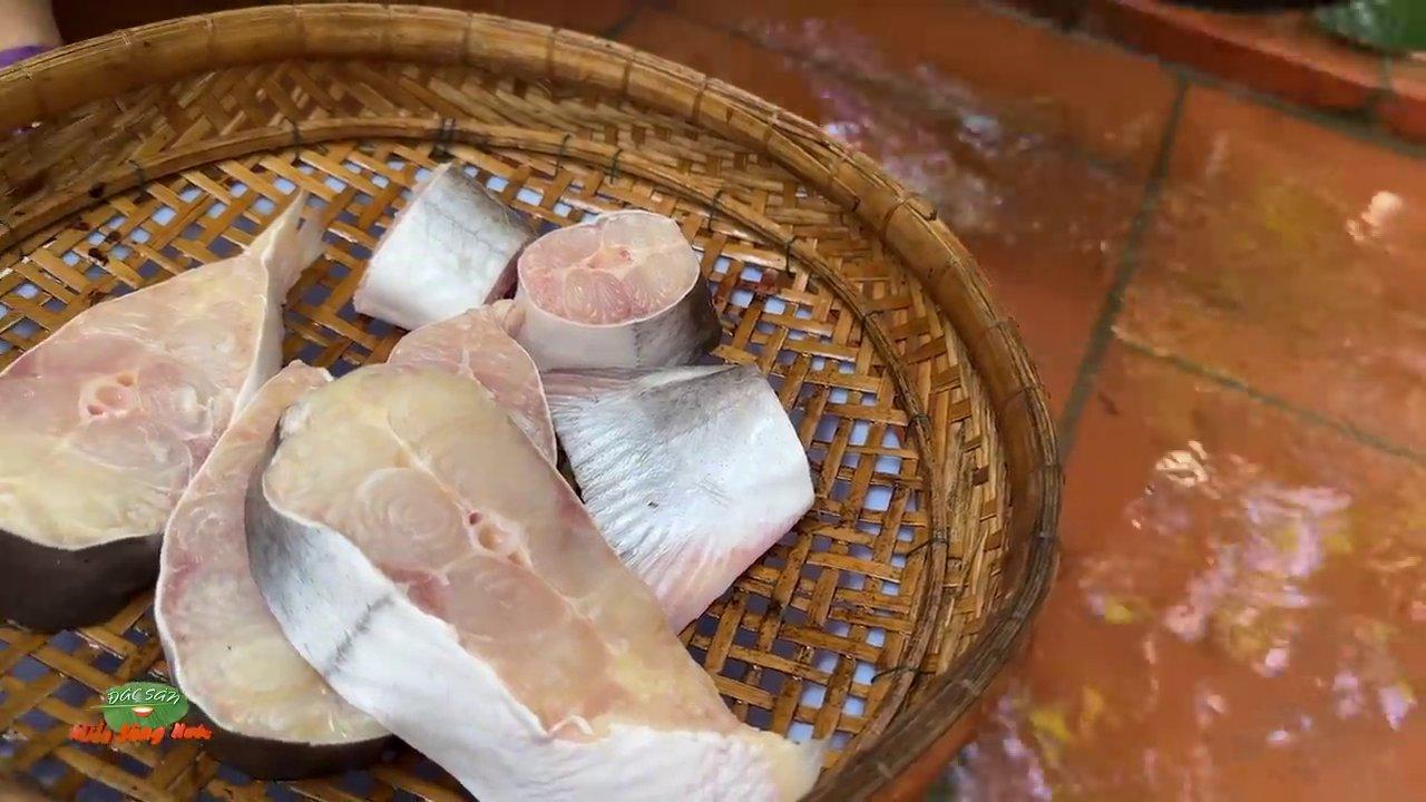 Cá bông lau tươi rói, da bóng mượt được bày trên rổ sau khi mua về.