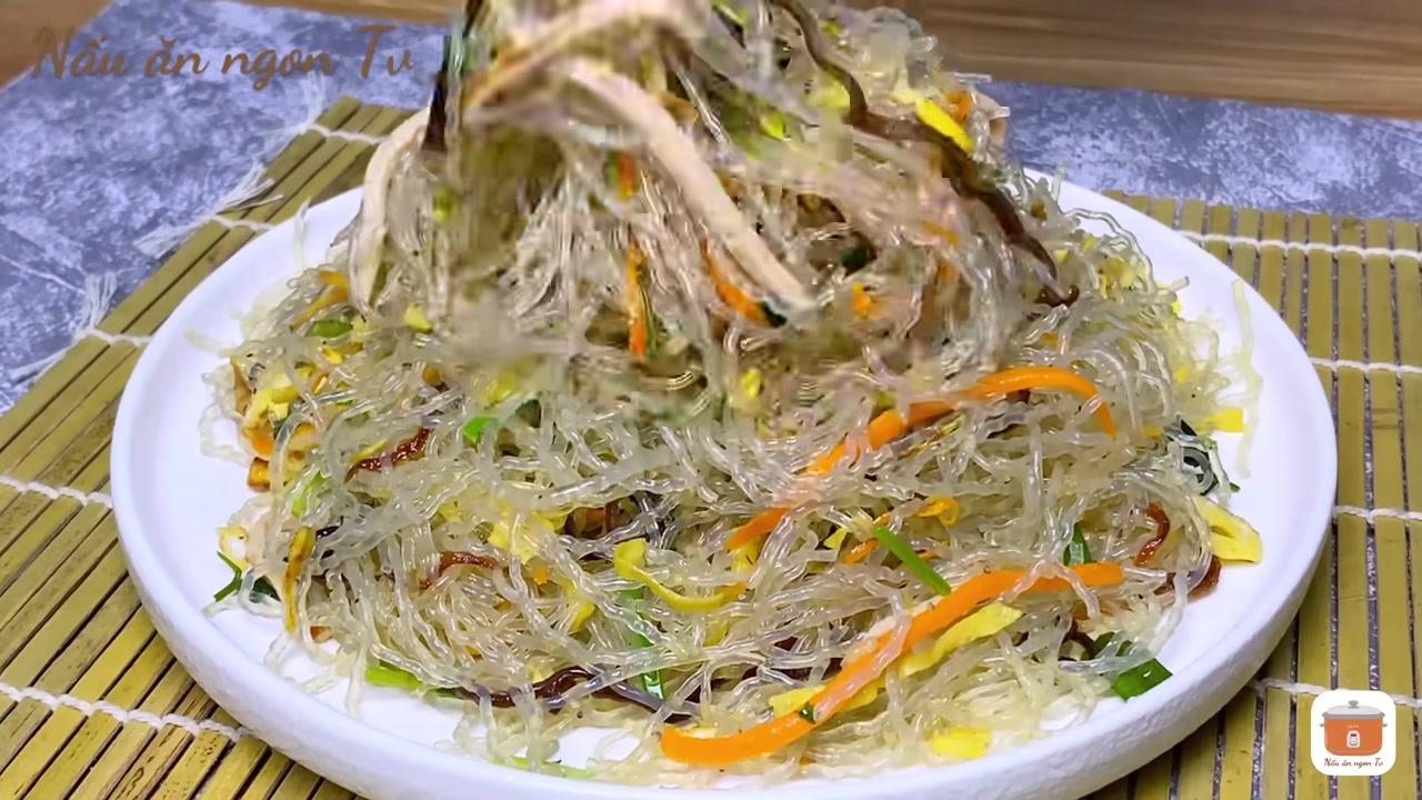 Tất cả nguyên liệu tươi ngon cho món miến xào thập cẩm.