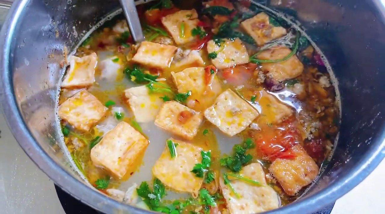 Nguyên liệu chính cho món dưa cua: cua, cà chua, hành khô và rau thơm.