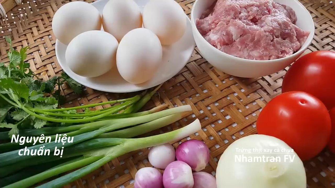 Các nguyên liệu chính gồm trứng, thịt xay, cà chua, hành tím và hành tây đã được chuẩn bị đầy đủ.