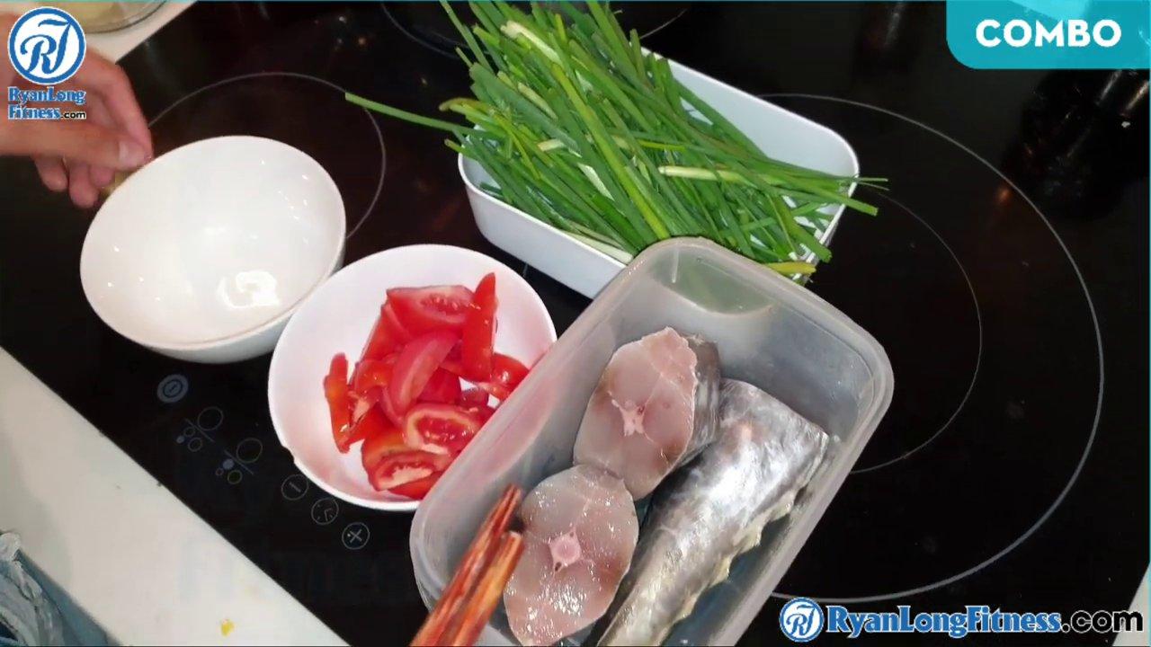 Cá thu tươi được rửa sạch và cắt khúc vừa ăn.