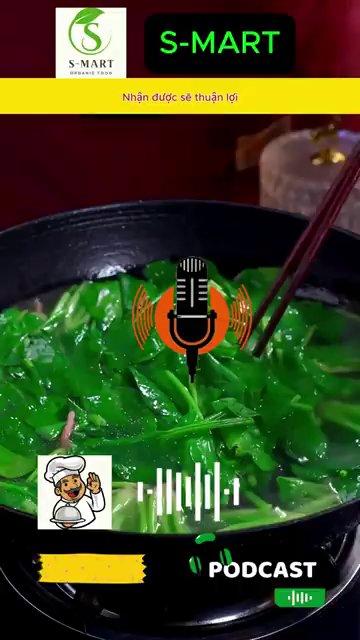 Chân gà sau khi sơ chế sạch sẽ, được chần qua nước sôi để giữ độ giòn và màu trắng đẹp.