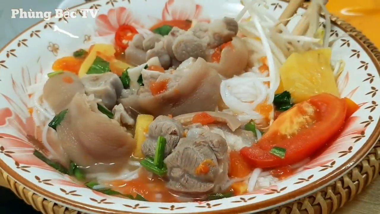 Nguyên liệu chính: một cái chân giò heo tươi ngon đã được làm sạch.