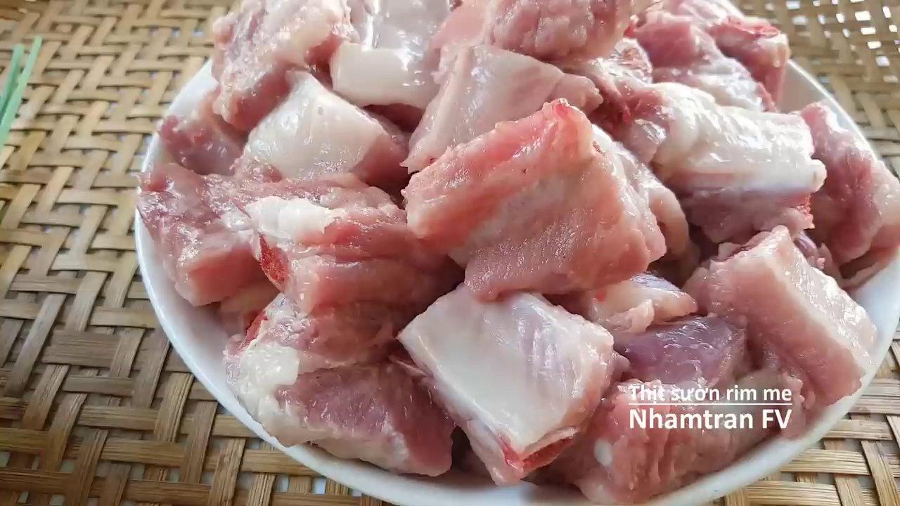 Các nguyên liệu chính cần có: thịt sườn, mề gà, hành tỏi và gia vị.