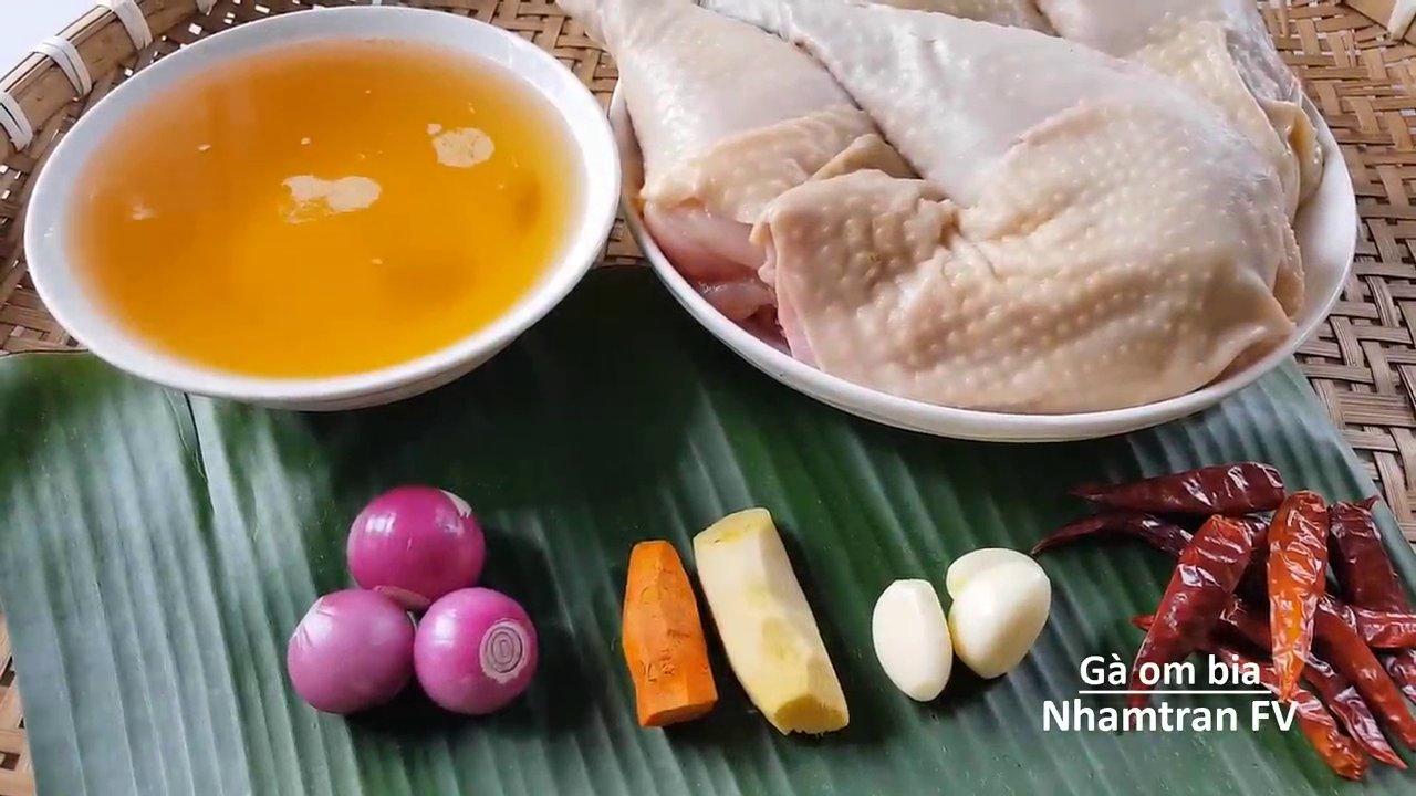Các nguyên liệu chính gồm thịt gà, hành tím, tỏi, sả, gừng và lon bia đã được chuẩn bị sẵn sàng.