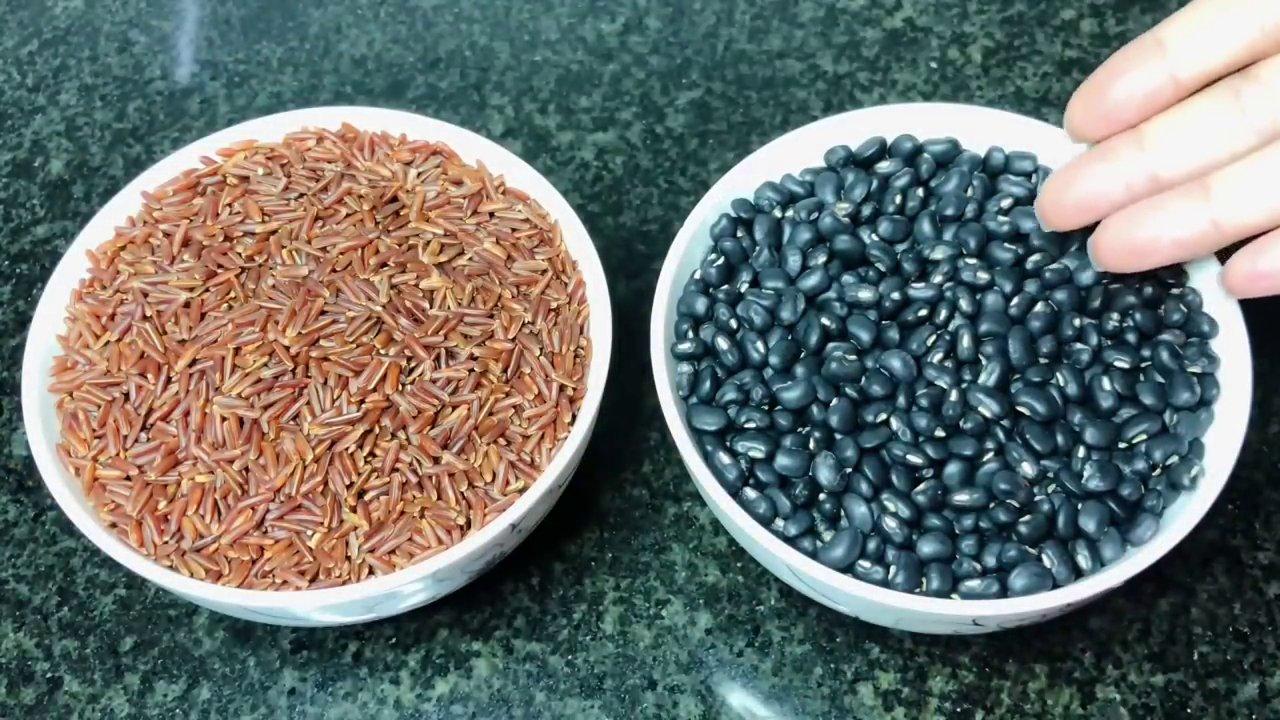 Tỷ lệ vàng: 1 chén gạo lứt và 1 chén đậu đen xanh lòng.