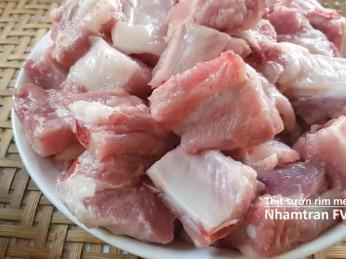 Cách Làm Sườn Rim Me Đơn Giản: Mềm Thơm, Chua Ngọt Đậm Đà, Ăn Là Ghiền