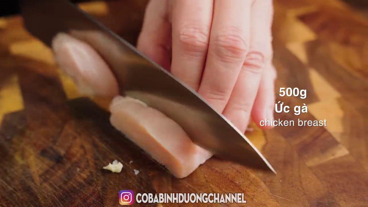 Phần ức gà tươi ngon đã được rửa sạch và để ráo, sẵn sàng cho công đoạn sơ chế.