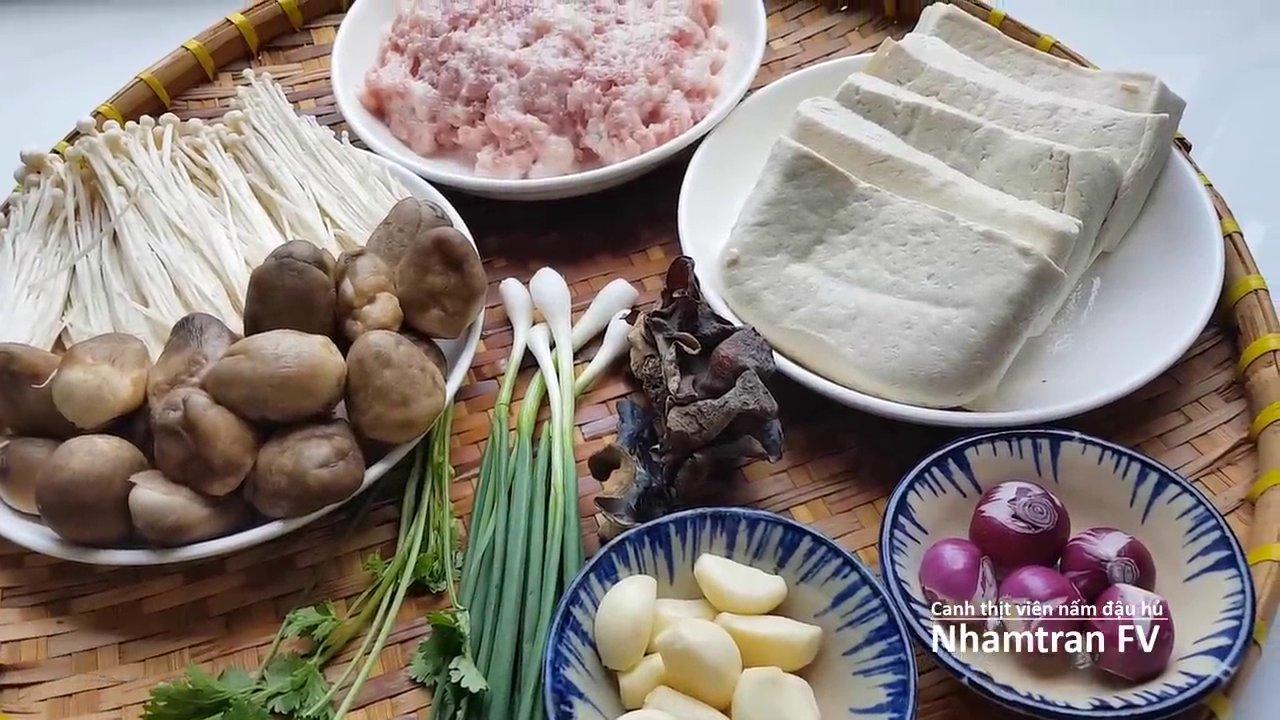 Tất cả nguyên liệu chính gồm thịt heo, đậu hũ, các loại nấm và rau thơm đã được sắp xếp gọn gàng.