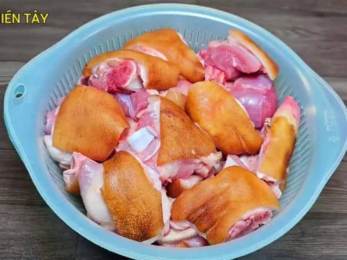 Bí Quyết Nấu Chân Giò Hầm Nước Dừa Kiểu Miền Tây Thơm Ngon Đậm Đà