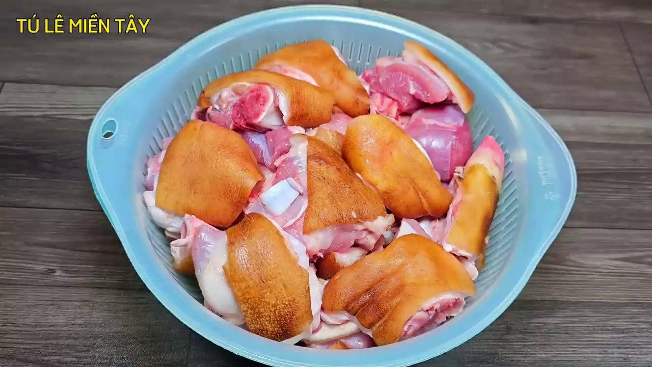 Bí Quyết Nấu Chân Giò Hầm Nước Dừa Kiểu Miền Tây Thơm Ngon Đậm Đà