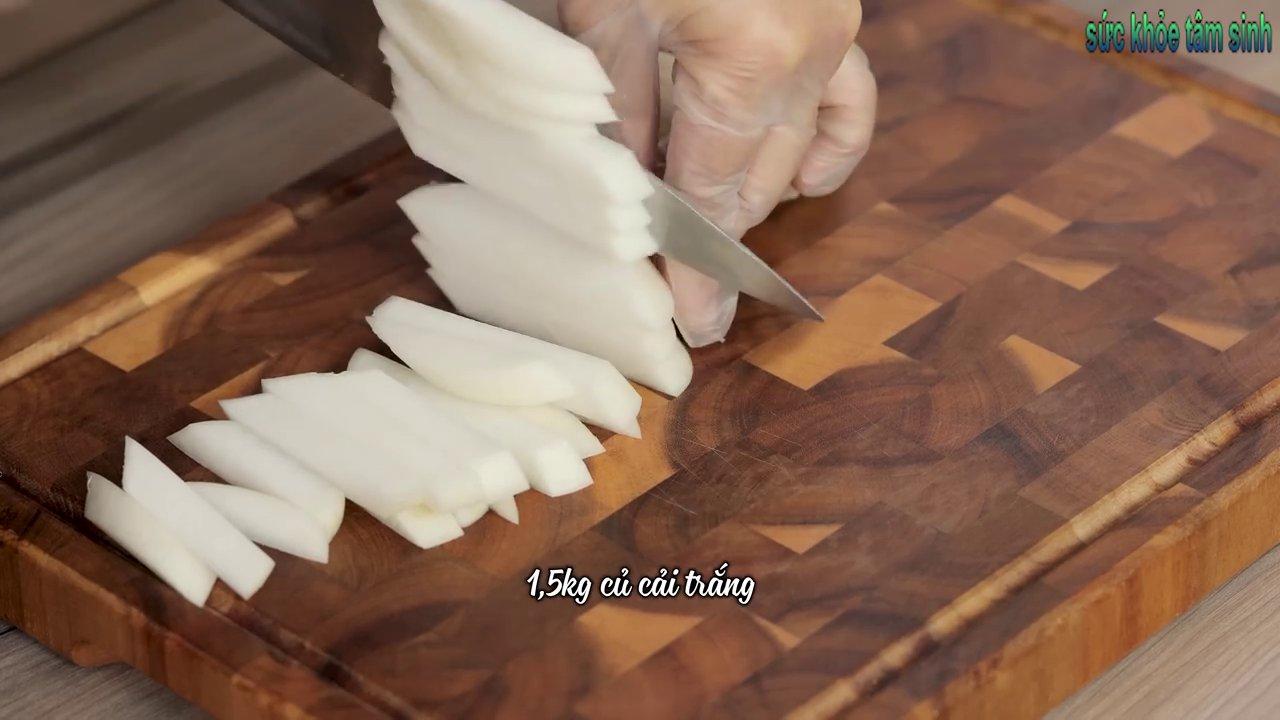 Sơ chế củ cải trắng bằng cách thái thành sợi dài, to bản.