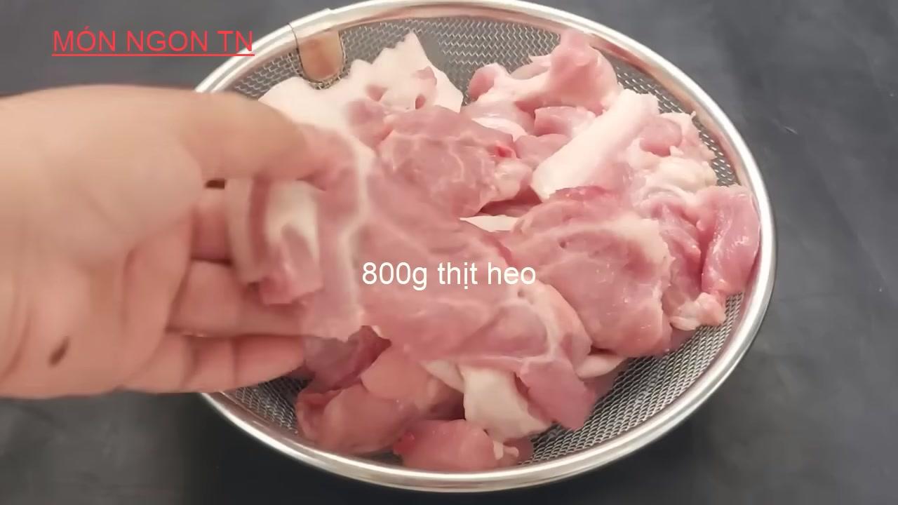 80 gam thịt heo đã được chuẩn bị sẵn, sử dụng thịt nạc vai hoặc thịt ba chỉ để món ăn thêm phần đậm đà.