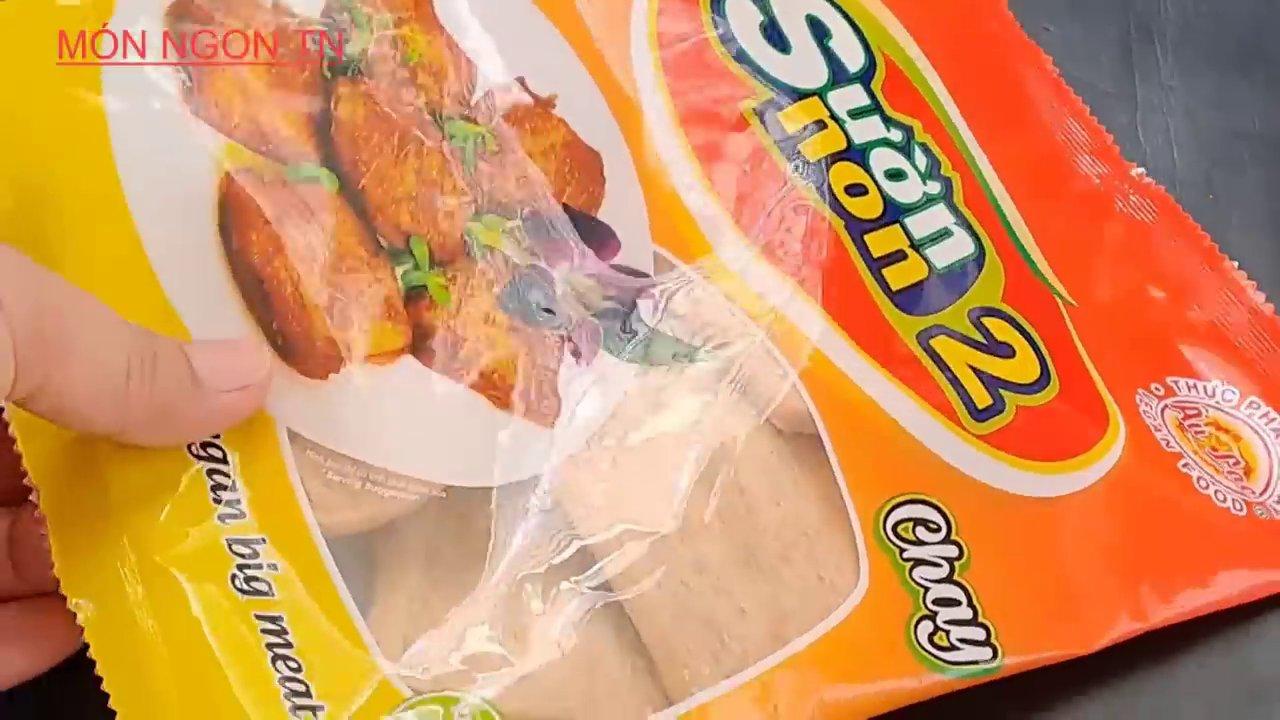 Nguyên liệu chính là 100g sườn non chay dễ dàng tìm mua tại các siêu thị hoặc cửa hàng thực phẩm.