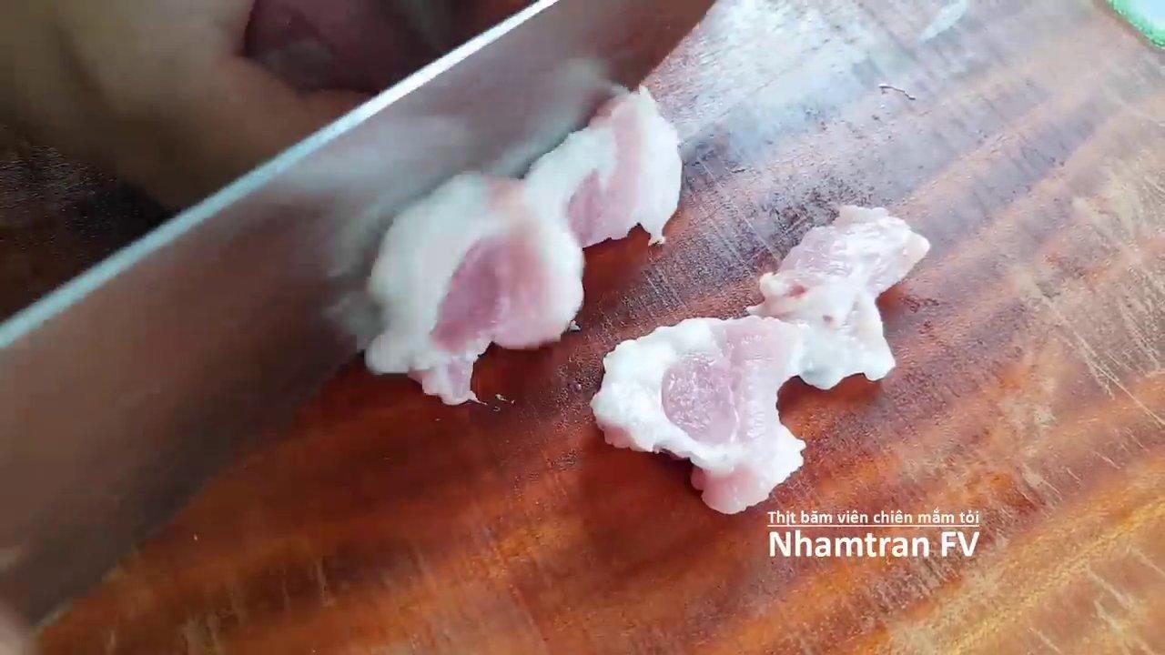 Thịt nạc dăm được chọn lựa có cả nạc và mỡ để viên thịt được mềm ẩm, không bị khô.