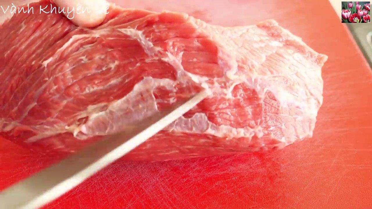 Các nguyên liệu chính cho món thịt bò tái chanh kiểu mới, bao gồm thịt bò thăn, chanh, hành tỏi và các loại rau thơm.