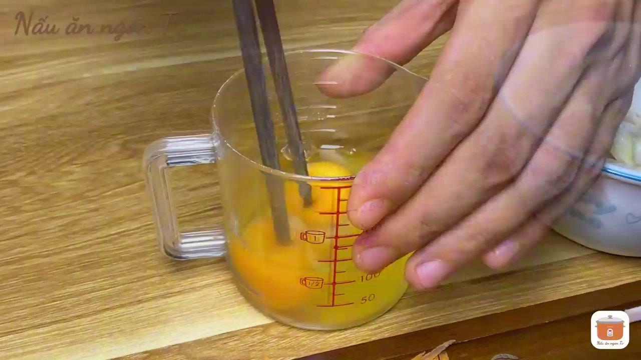 Trứng được tráng mỏng, vàng đều và cắt thành sợi dài đẹp mắt.