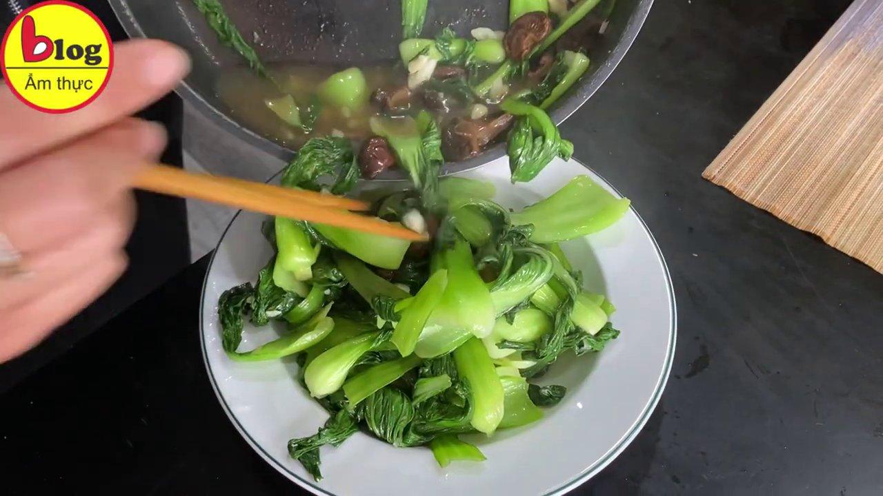 Thịt bò xào dọc mùng với màu sắc hấp dẫn, thịt bò mềm và dọc mùng xanh tươi.