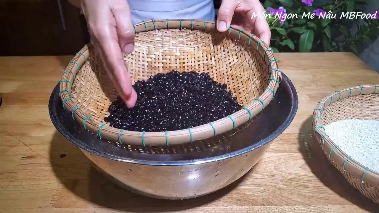 Nhặt và rửa sạch đậu đen là bước quan trọng đầu tiên.