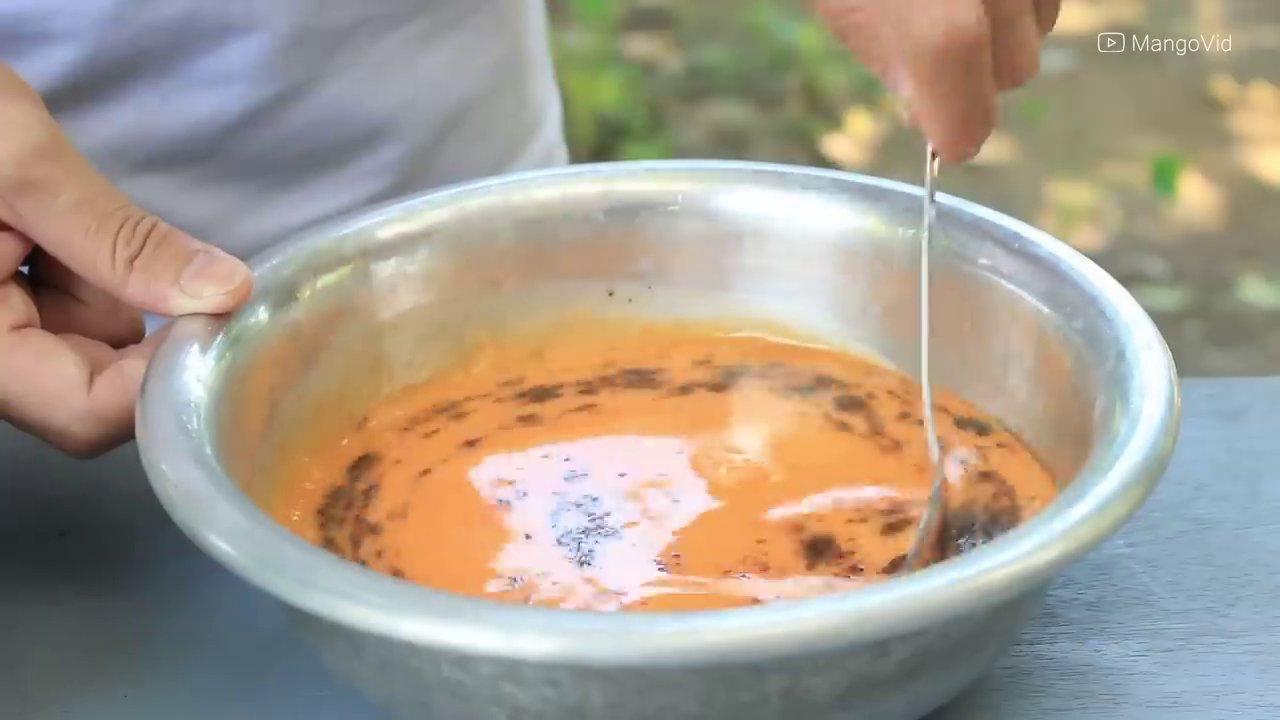 Trứng gà luộc chín được bóc vỏ và ngâm trong hỗn hợp nước tương.