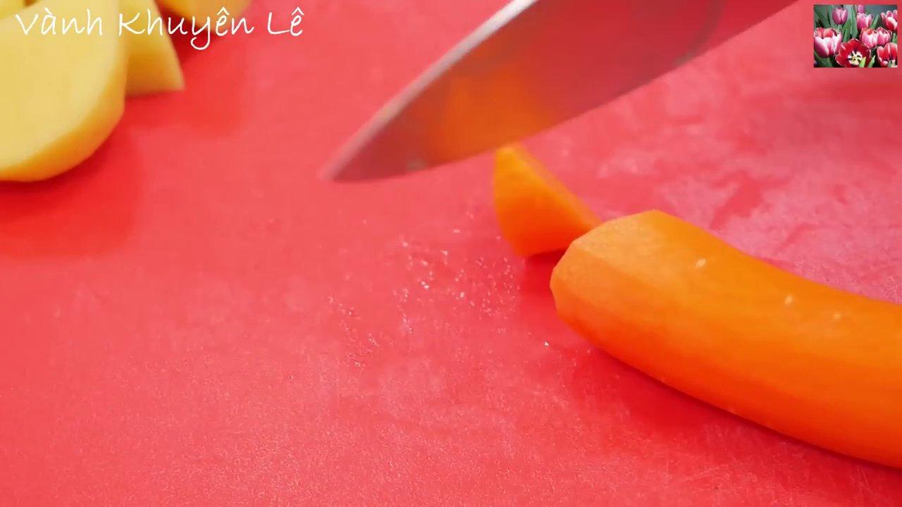 Hình ảnh thịt bò và đậu trắng tươi ngon chuẩn bị cho món ăn.