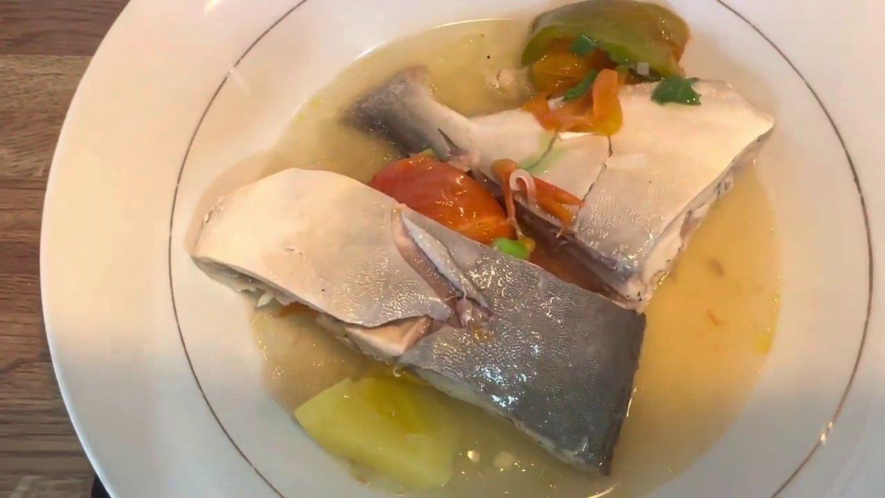 Cá đang được kho trên lửa liu riu, nước sốt sánh lại và tỏa hương thơm nồng nàn.