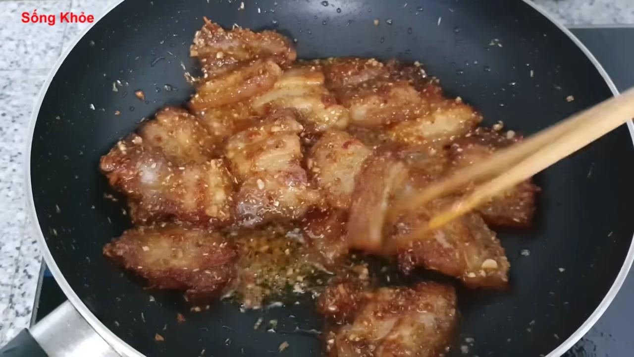 Trộn đều thịt với các gia vị ướp gồm nước mắm, hạt nêm và đường.