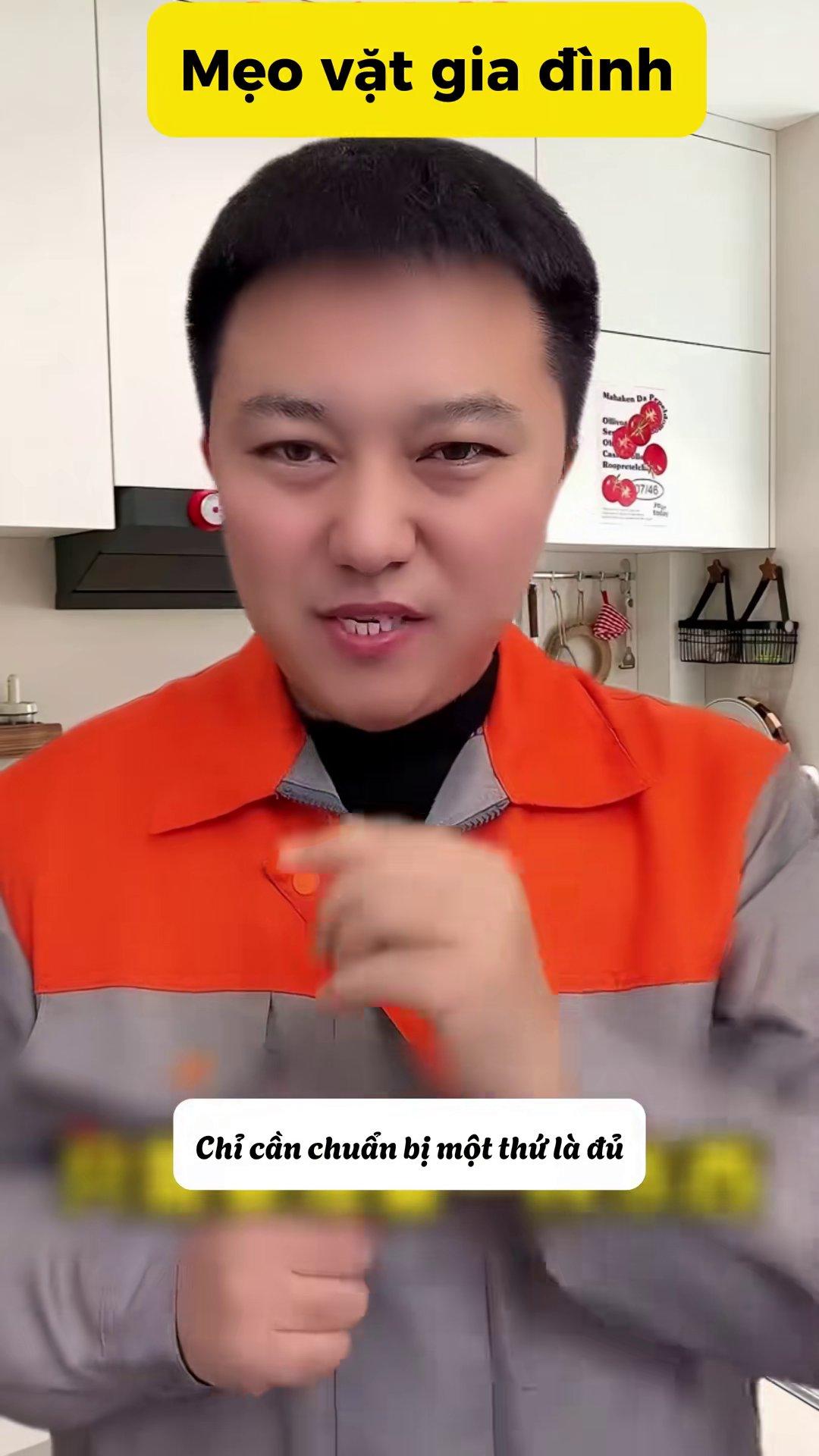 Đổ xút ăn da trực tiếp vào miệng cống để thông tắc và khử mùi hiệu quả.