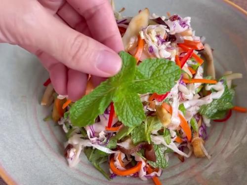 Gỏi Thập Cẩm Chay Giòn Rụm, Ngon Khó Cưỡng Với Bí Quyết Trộn Không Ra Nước